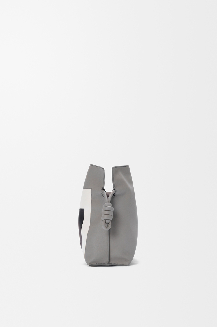 LOEWE Mittelgroße Flamenco Clutch aus Nappa-Kalbsleder Grau/Light Ghost