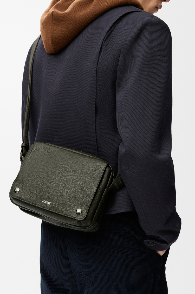 LOEWE Bolso Pebble Messenger mediano en piel de ternera graneada flexible Verde Caqui Oscuro