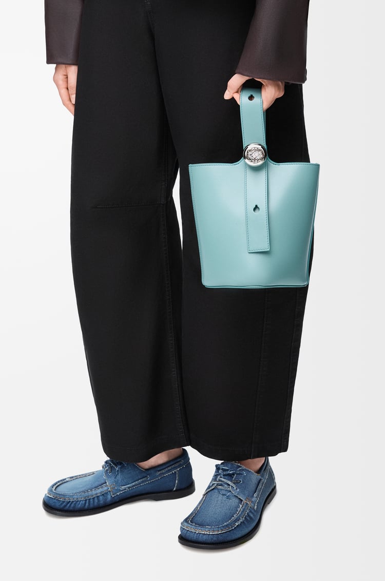 LOEWE 迷你平滑小牛皮 Pebble 水桶包 水色