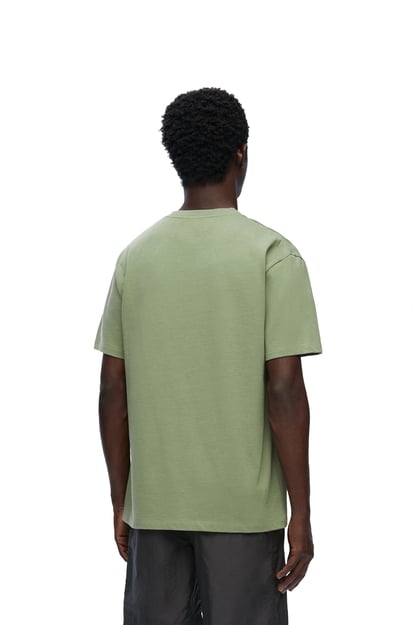 LOEWE Camiseta de corte regular en algodón Verde Caqui Sólido plp_rd