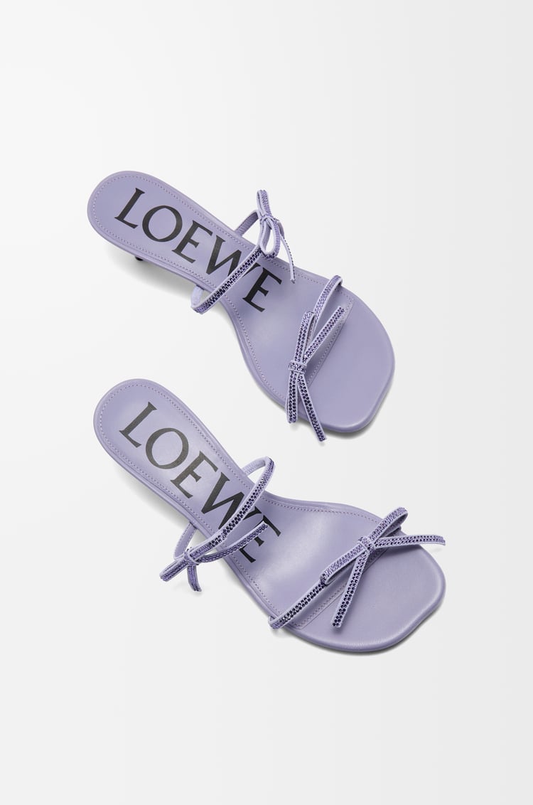 LOEWE Sandalia Petal en ante con pedrería Lila