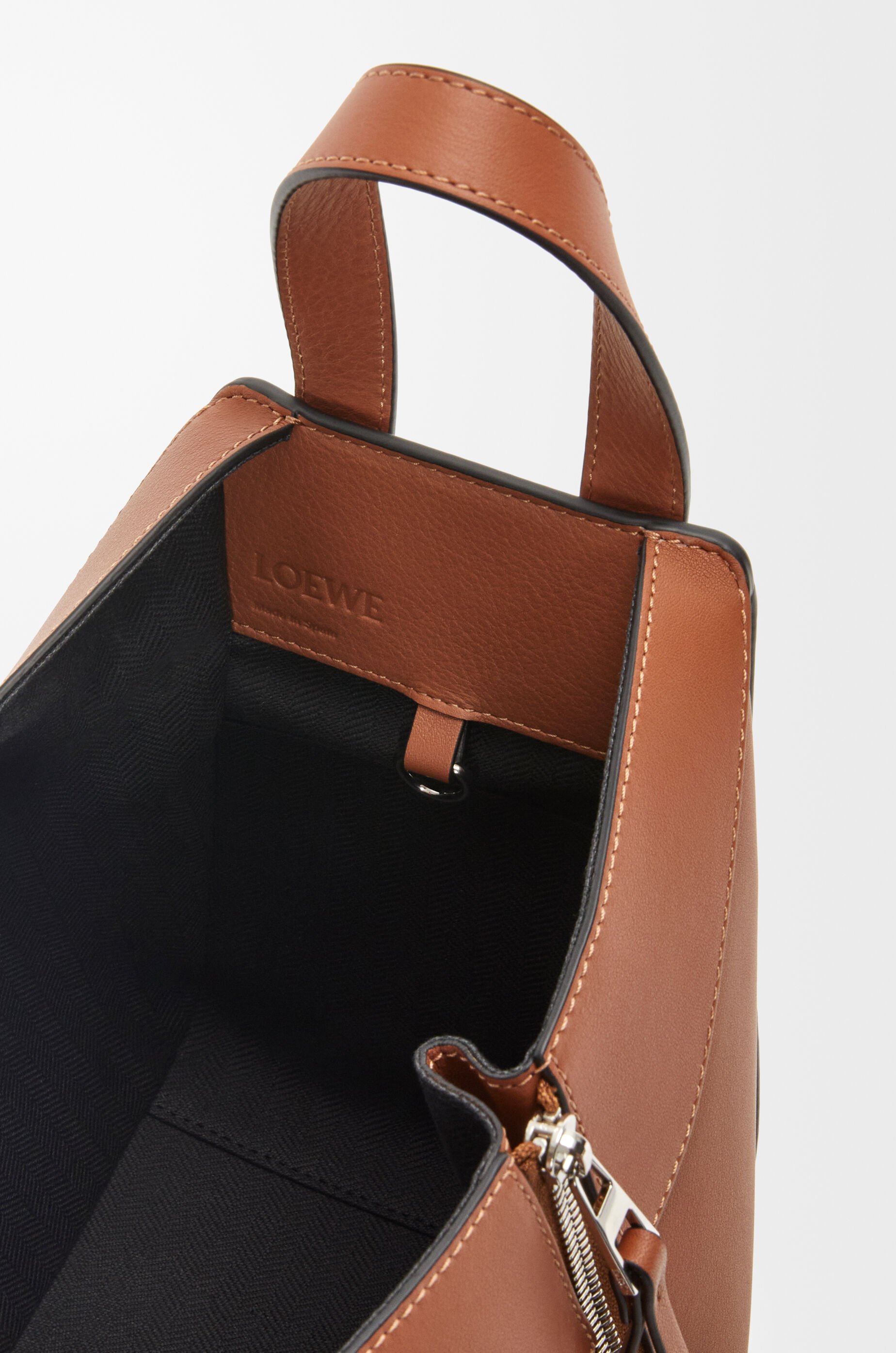 LOEWE Bolso Hammock Compact en piel de ternera cl&aacute;sica Marr&oacute;n Claro