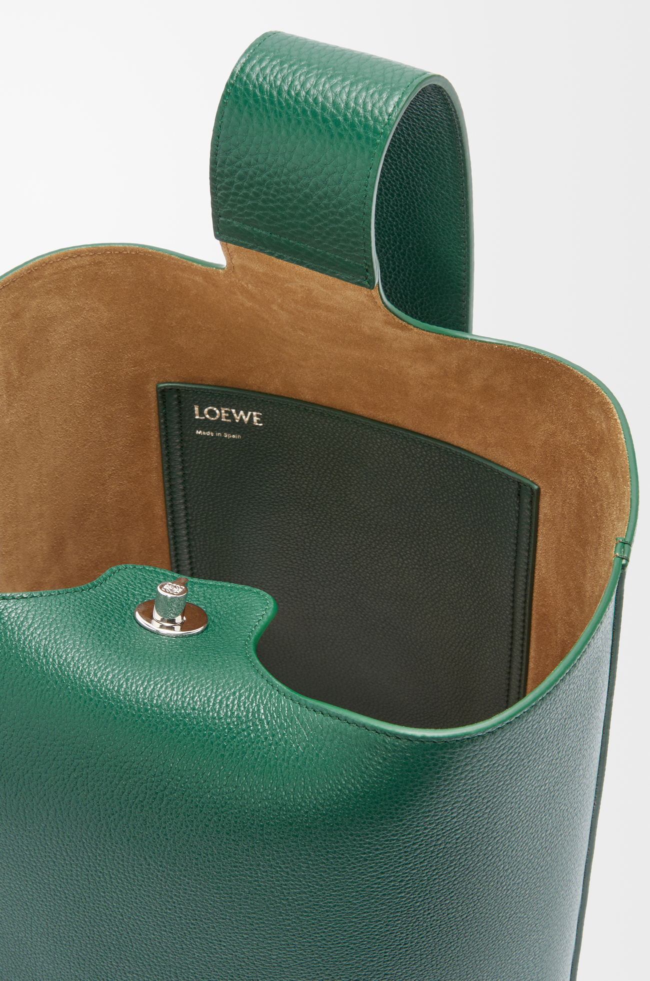 LOEWE Large Pebble bucket in supple grained calfskin Evergreen
