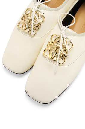 LOEWE Zapato derby en suave piel de cordero con anagrama Blanco Suave