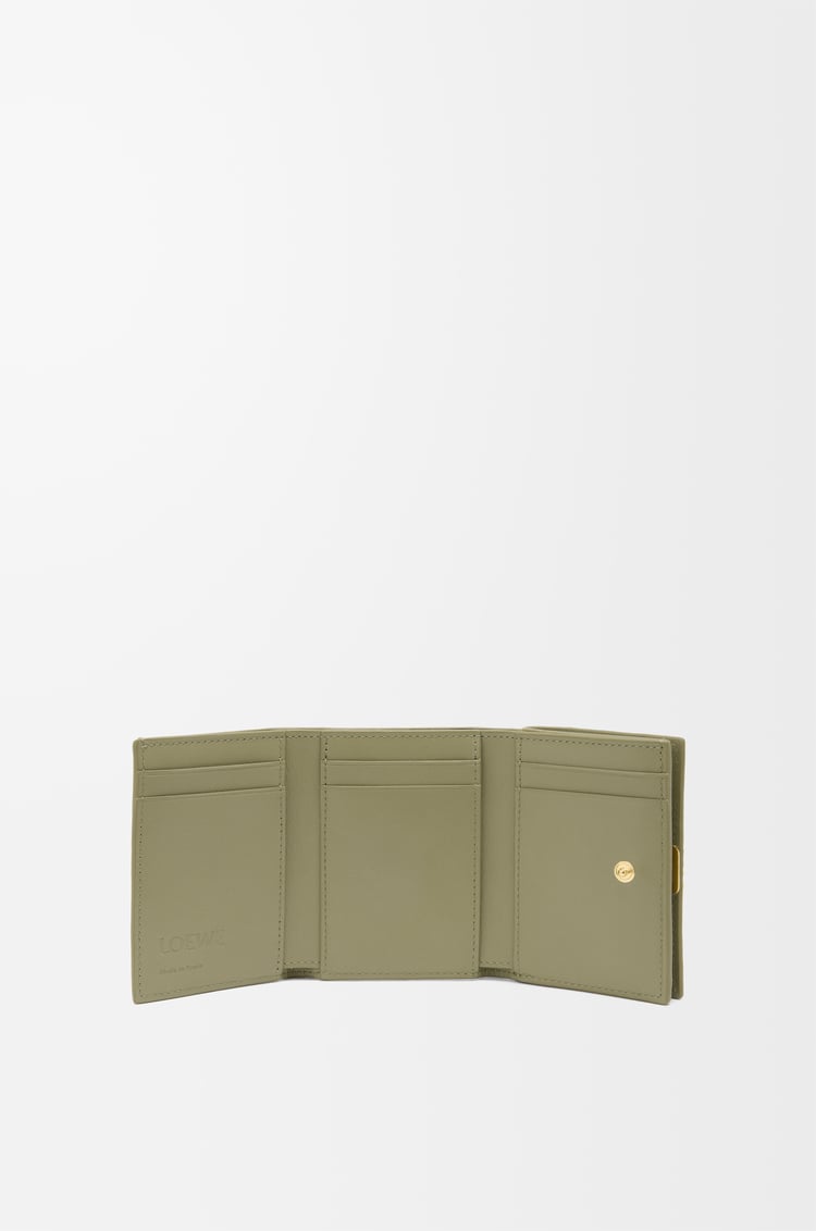 LOEWE パファー アナグラム トライフォールド ウォレット（シャイニーナパカーフ） ユーカリグリーン