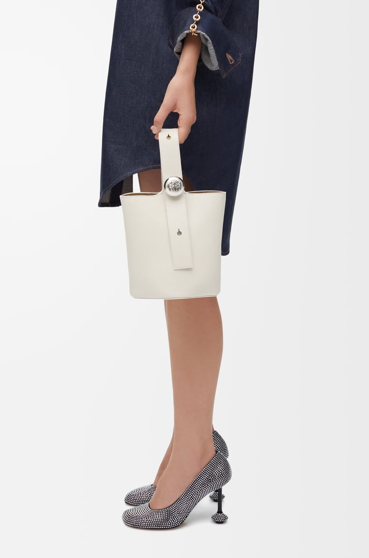 LOEWE Bolso Pebble Bucket mini en piel de ternera Blanco Suave