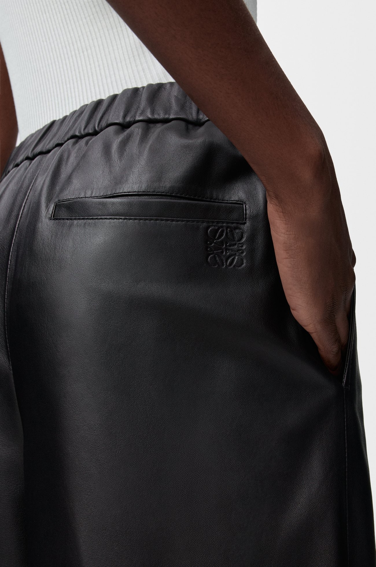 LOEWE Cropped trousers in nappa lambskin Black