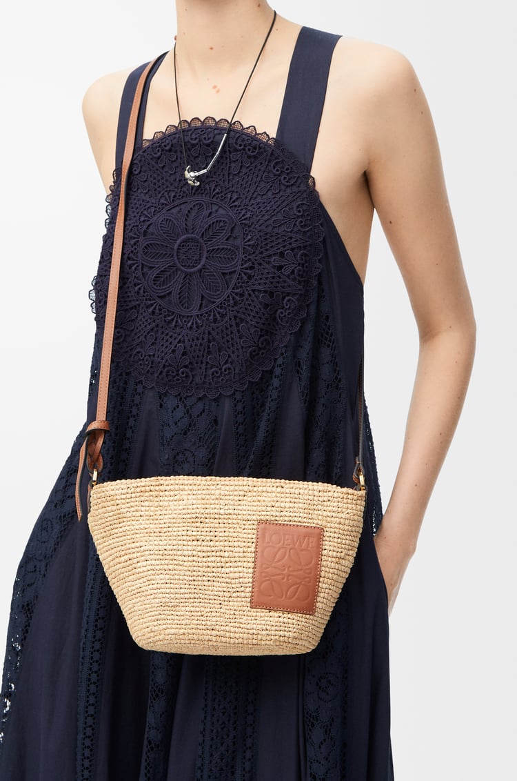 LOEWE Slit pochette bag in raffia and calfskin Natural/Tan