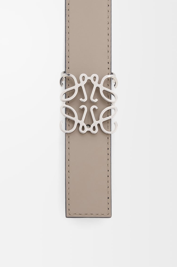 LOEWE Ceinture réversible Anagram en cuir de veau lisse Bleu Marine/Sable