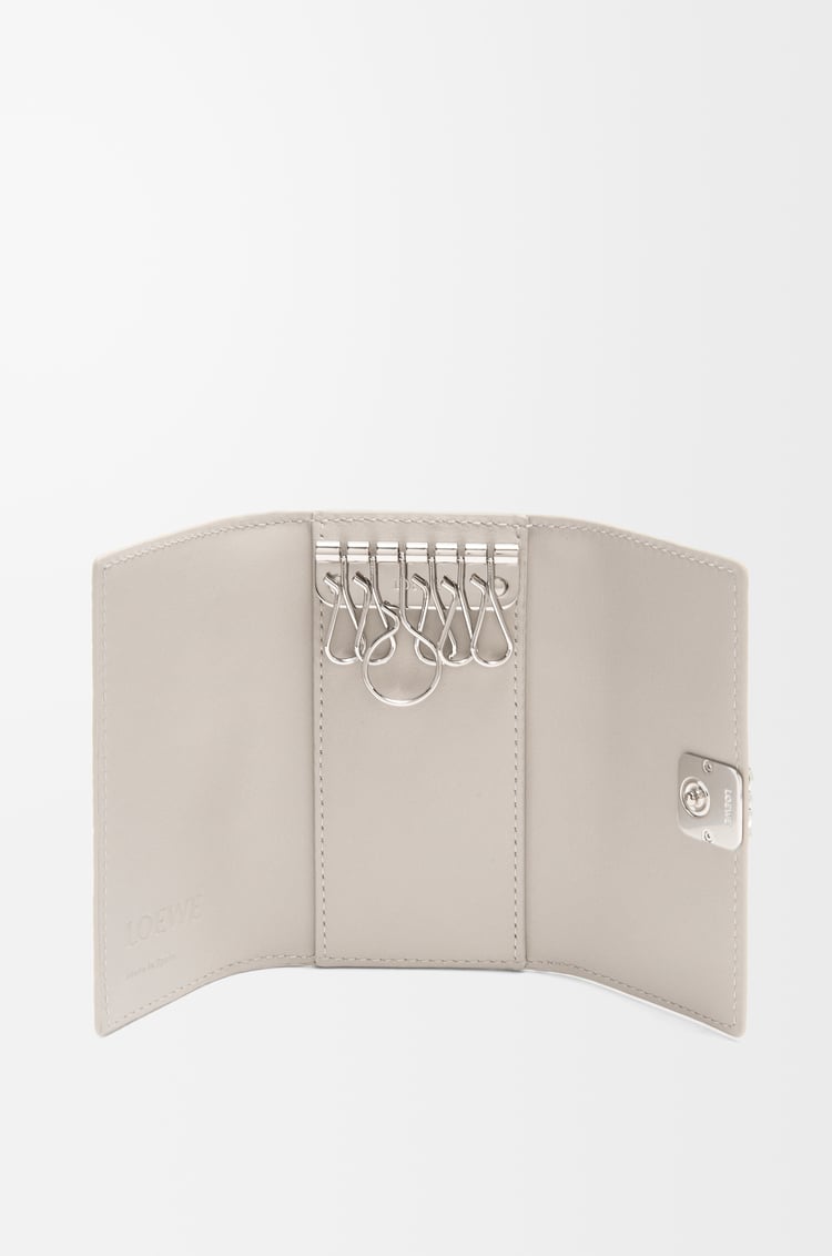 LOEWE Llavero Anagram en piel de ternera Gris Claro