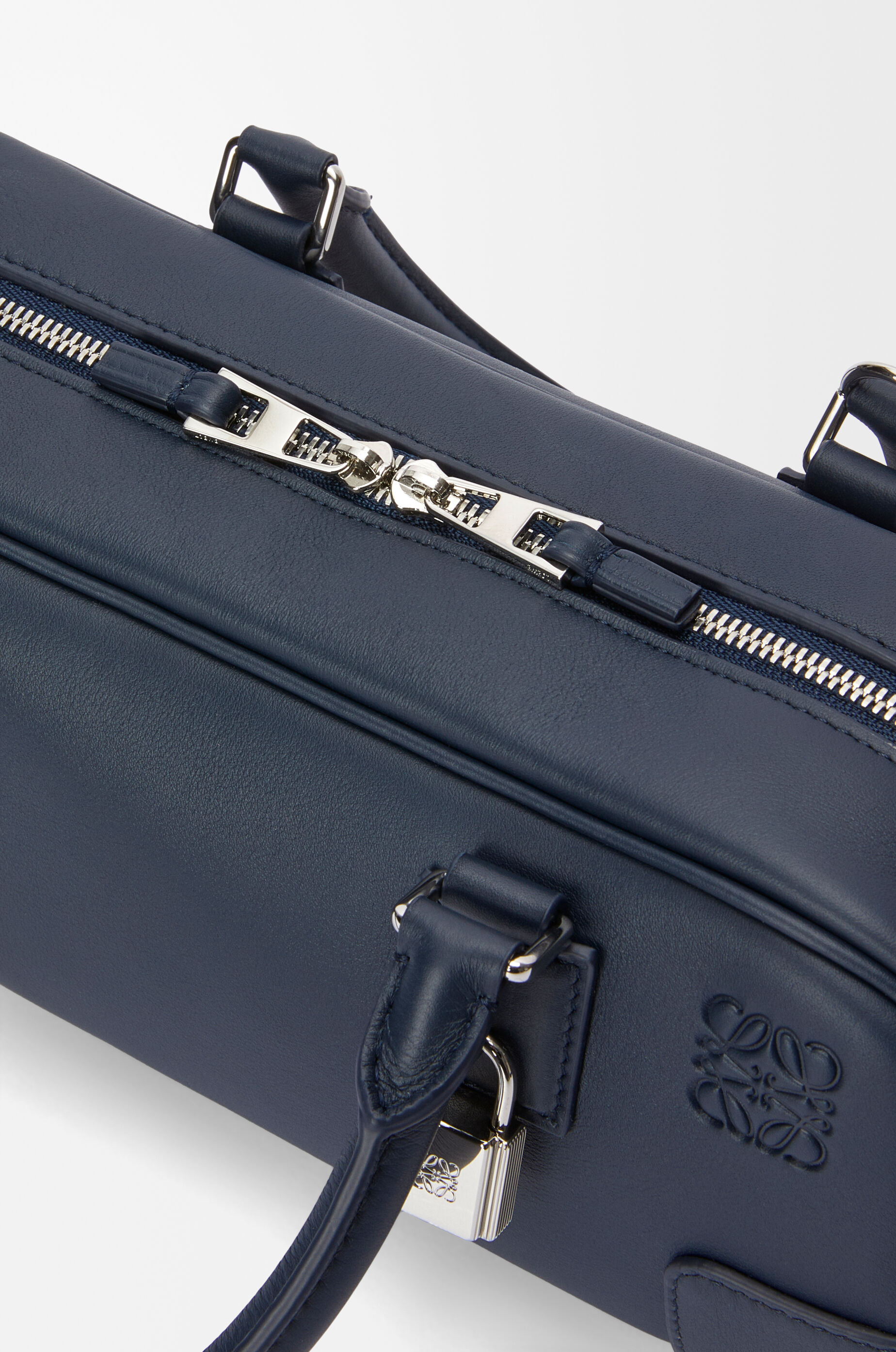 アマソナ23 クロップド バッグ（ナパカーフ） ブルー - LOEWE