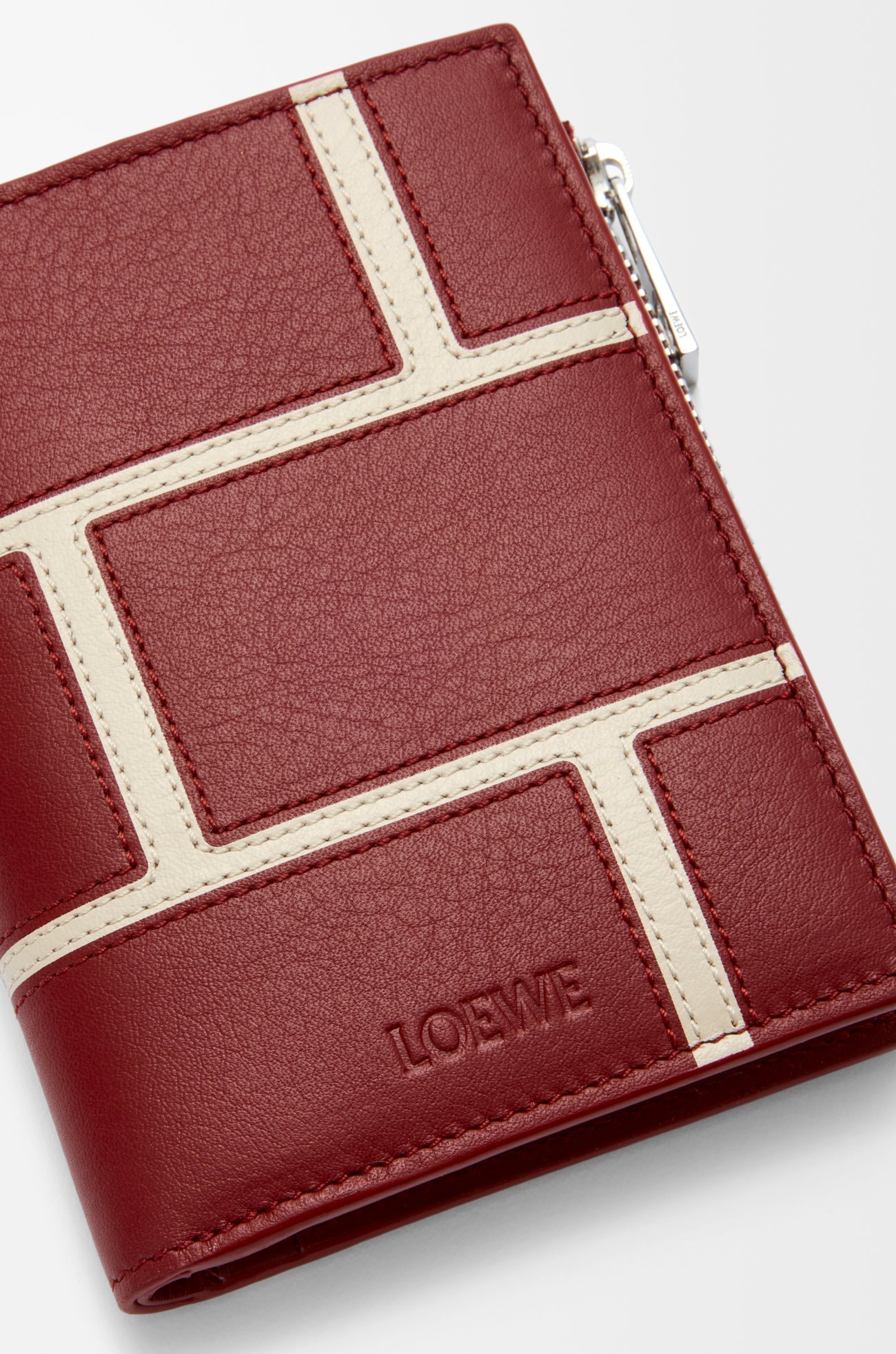 LOEWE Slim compact wallet in classic calfskin Burnt Red