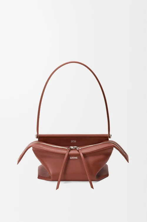 LOEWE Borsa Whisker piccola in pelle di vitello smaltata Cognac