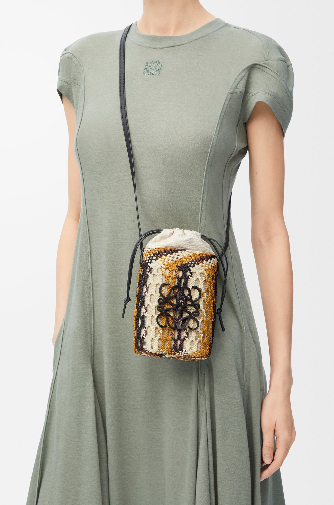 LOEWE Square pocket in iraca palm and calfskin Chocolate/Ochre