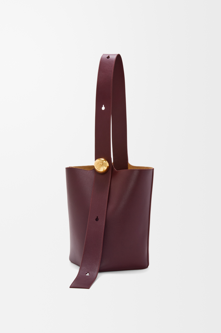 Medium Pebble bucket in smooth calfskin Dark Burgundy - LOEWE