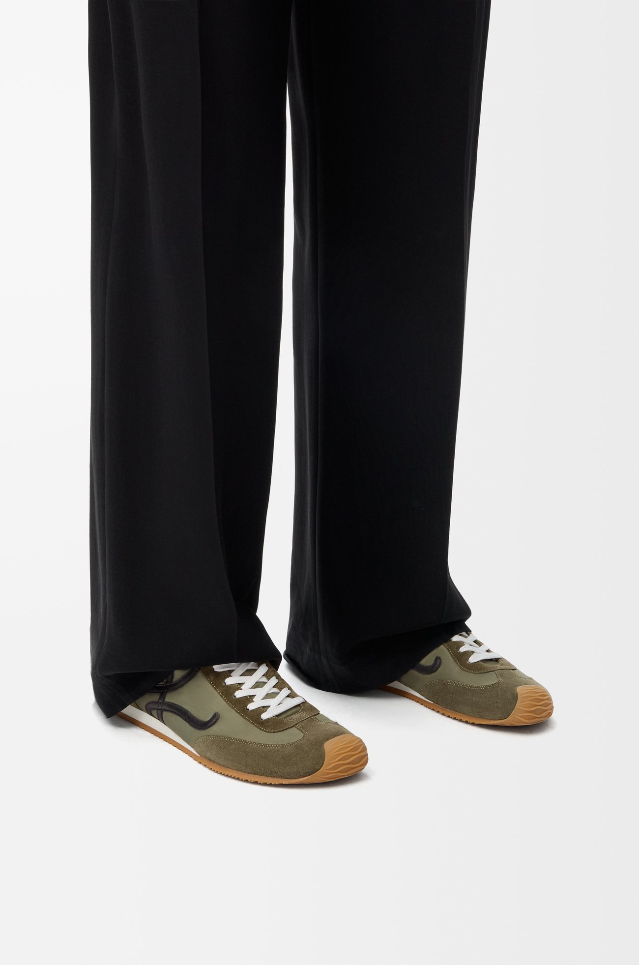 LOEWE バレエランナー 2.0（ナイロン&カーフ） ライトカーキ/ブラック/ホワイト