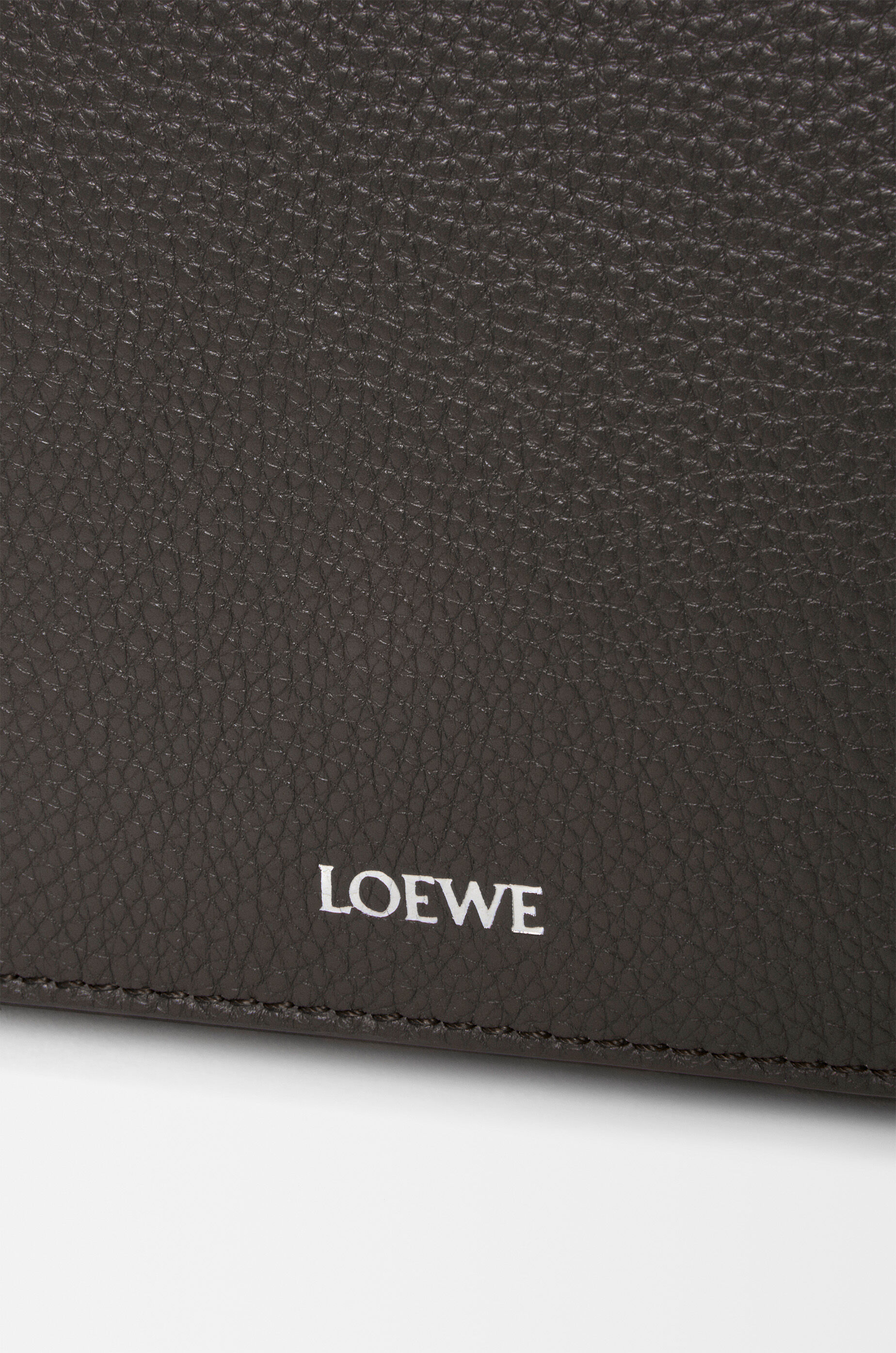 Medium Pebble messenger bag in supple grained calfskin Grey
