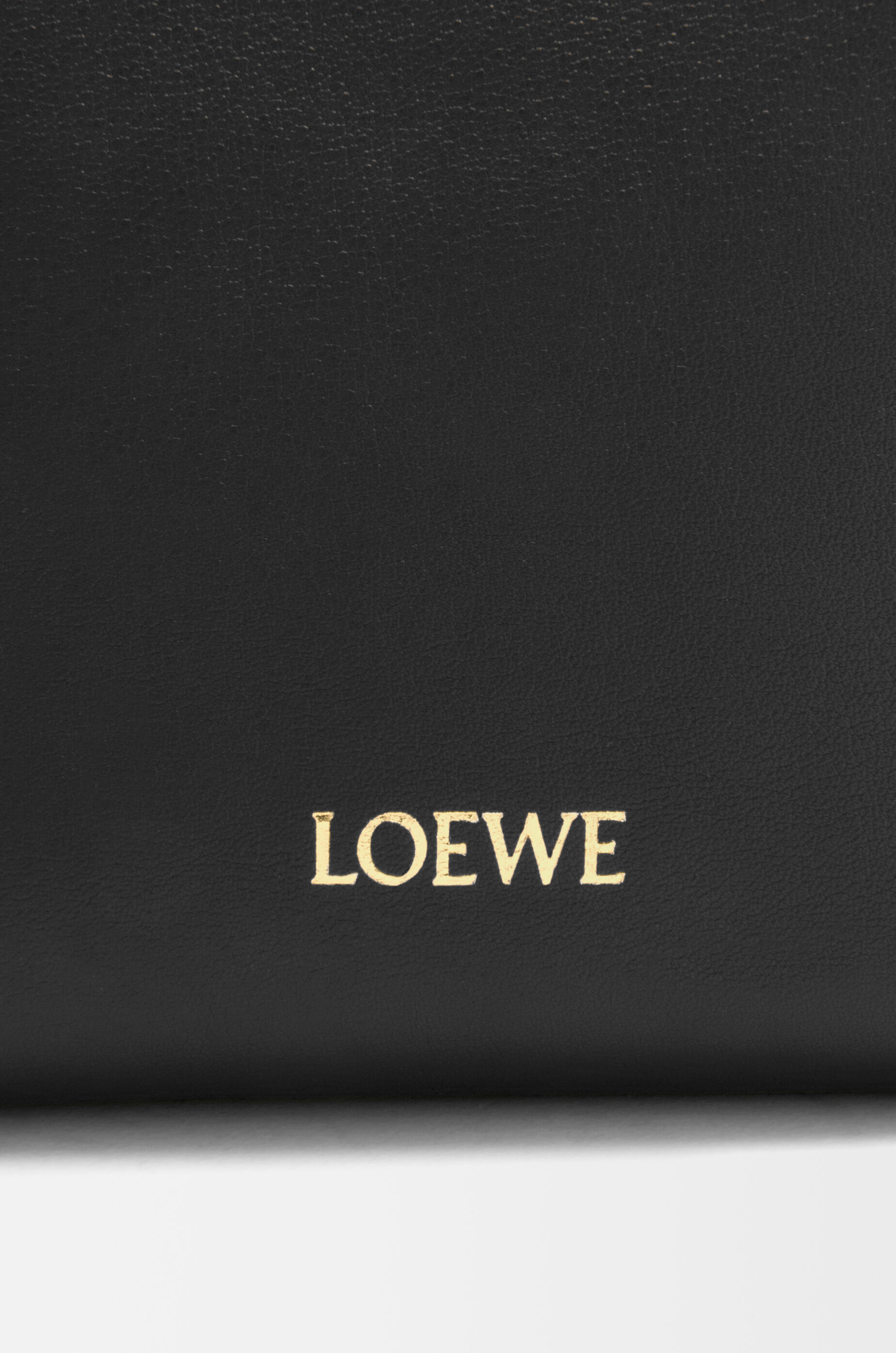 【現行品美品】ロエベ　ペブルポーチ　ブラック ぺブル ポーチ（スムースカーフ） ブラック - LOEWE