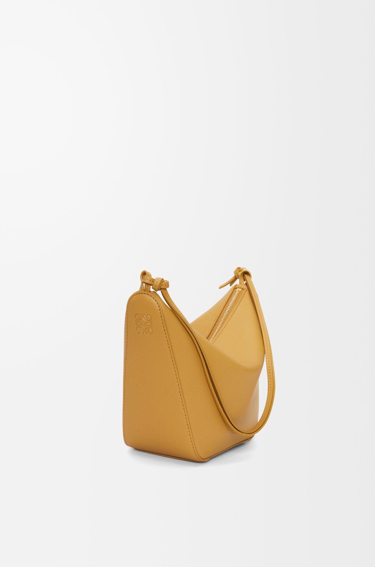 LOEWE Mini Hammock Hobo en piel de ternera Sáhara plp_rd