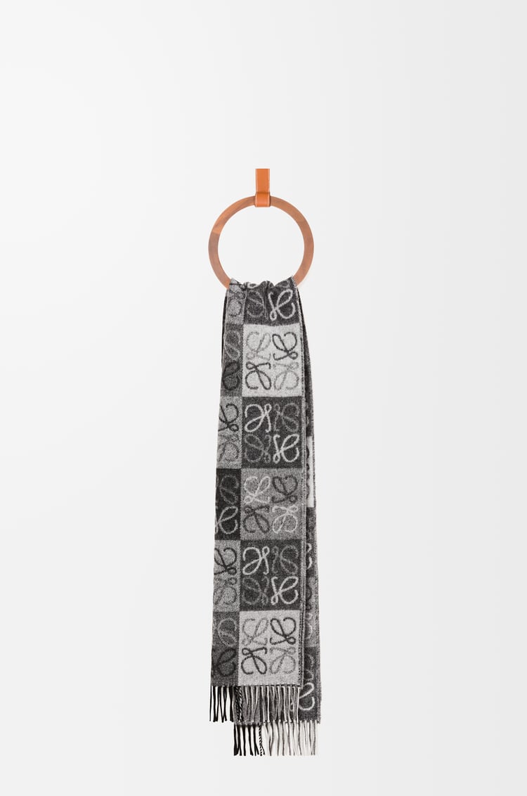 LOEWE チェッカーボード スカーフ（ウール＆カシミヤ） ブラック/ホワイト