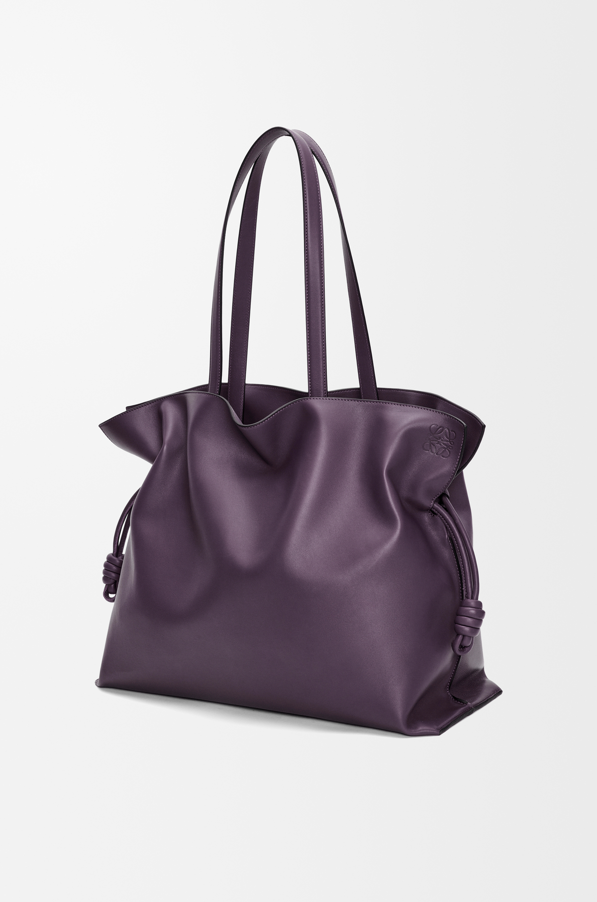 40代女性におすすめな人気の通勤バッグは、LOEWEのフラメンコクラッチ XL