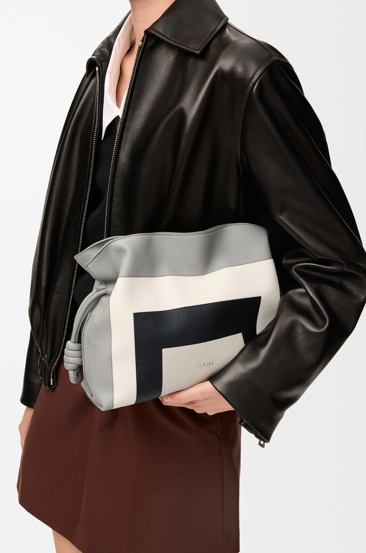 LOEWE Mittelgroße Flamenco Clutch aus Nappa-Kalbsleder Grau/Light Ghost