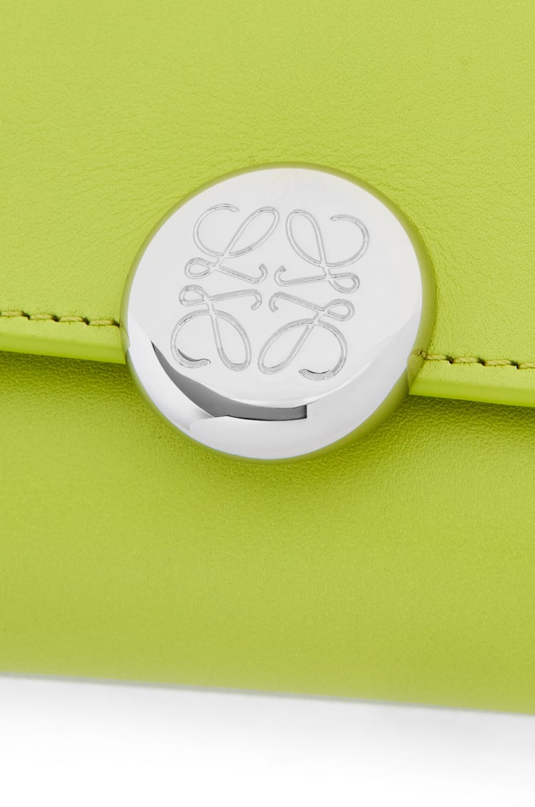 LOEWE ぺブル バーティカル ウォレット スモール（シャイニーナパカーフ） グリーンリーフ