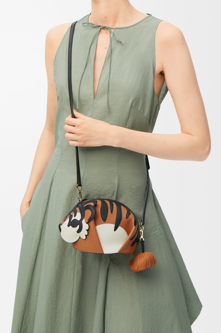 LOEWE Bolso Tiger en piel de ternera Coñac