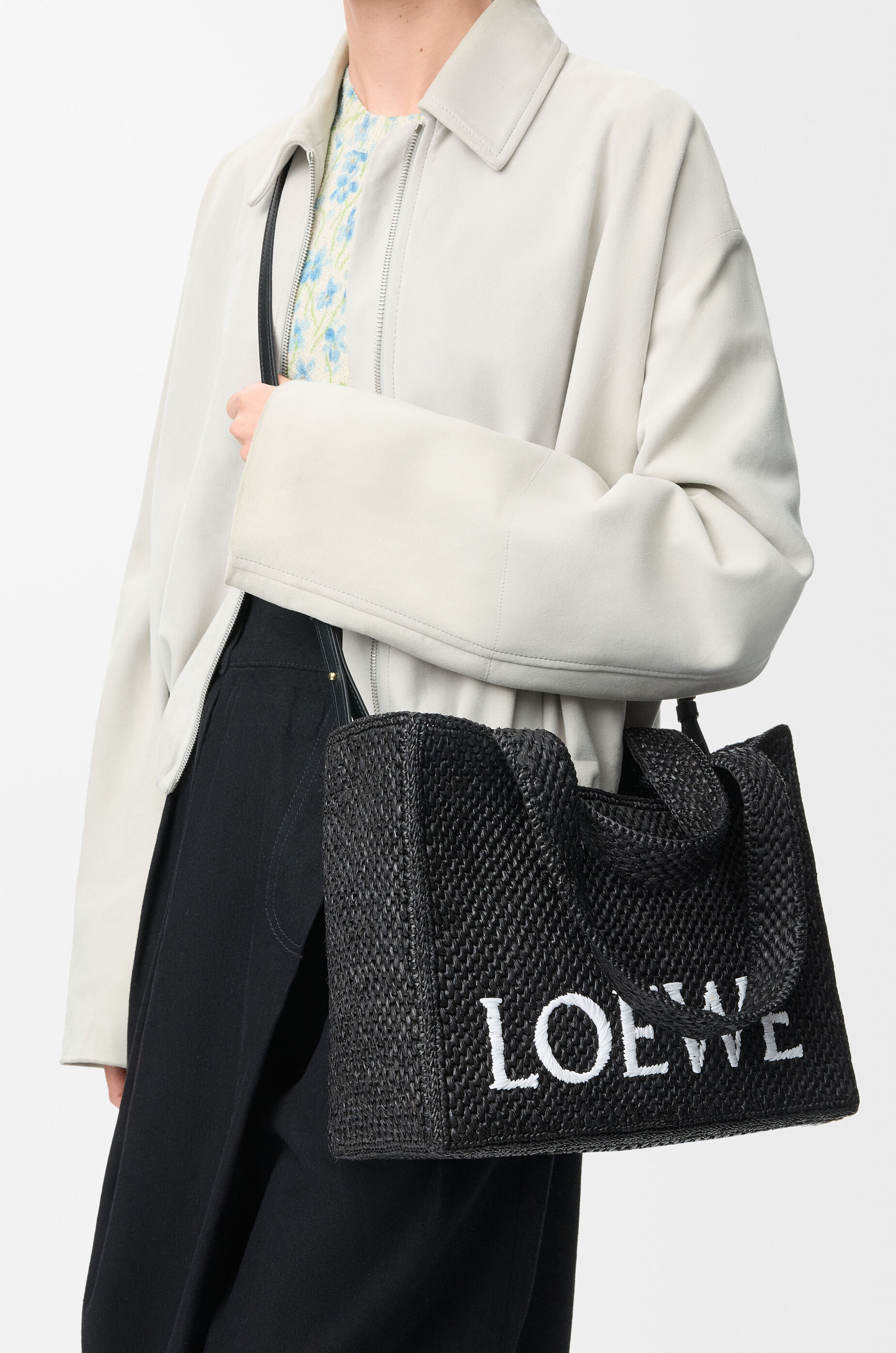 かごバッグ LOEWE A685B61X05 MEDIUM LOEWE FONT TOTE IN RAFFIA Medium LOEWE Font tote in raffia Black - LOEWE