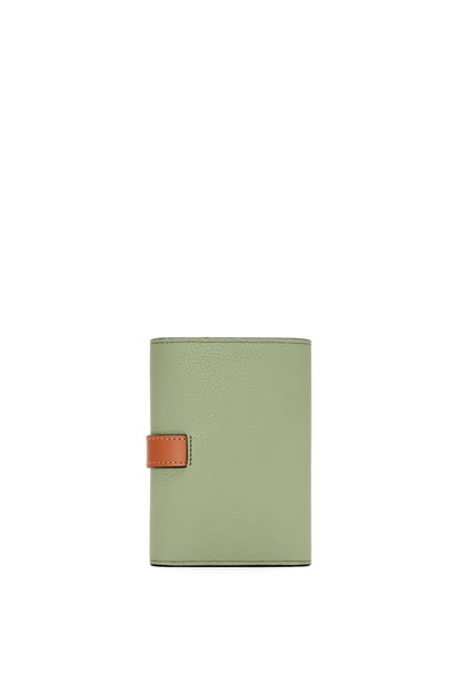 LOEWE Kleine, vertikale Brieftasche aus weichem, genarbtem Kalbsleder Rosmarin/Tan plp_rd