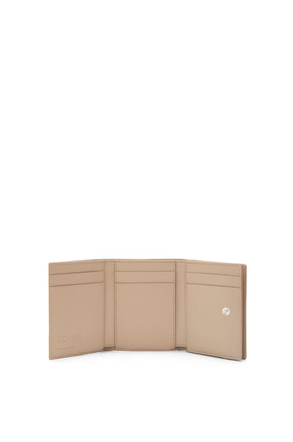 LOEWE Trifold wallet in soft grained calfskin 沙色 plp_rd