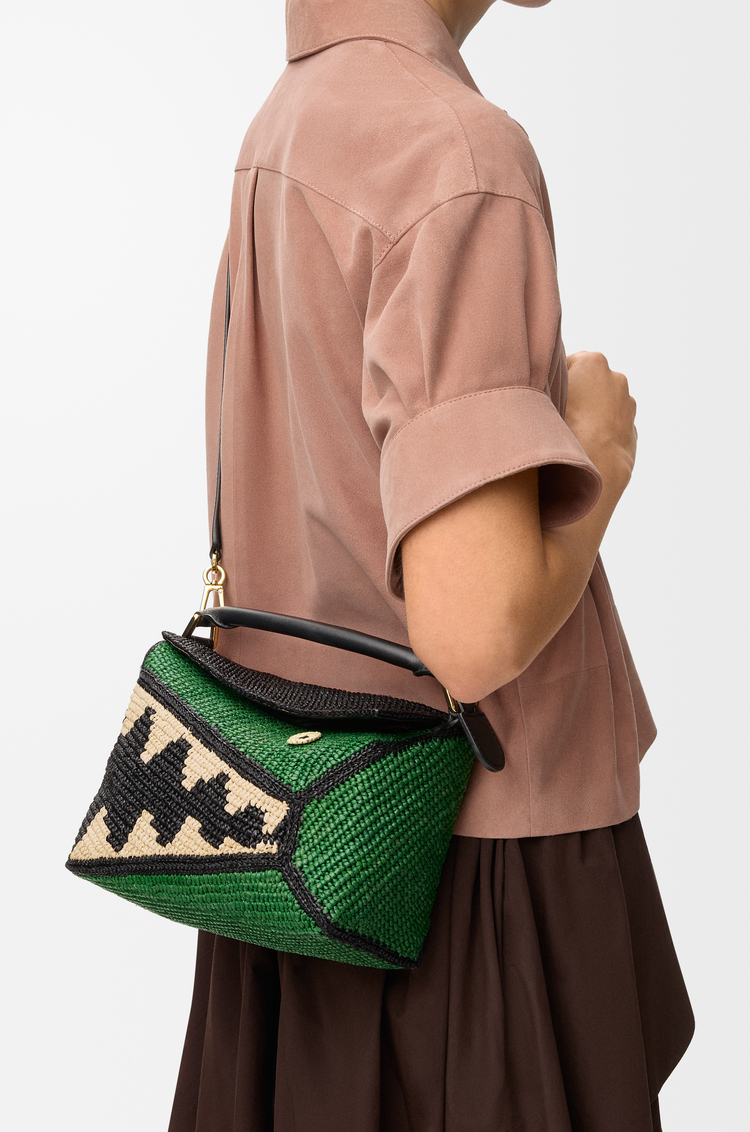 LOEWE 小号拉菲草和牛皮革 Puzzle Edge 手袋 黑色/绿色