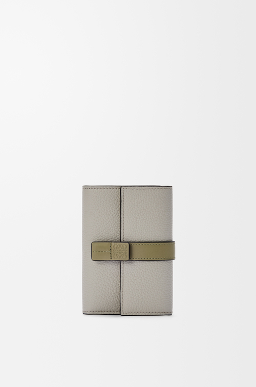 LOEWE バーティカル ウォレット スモール（ソフトグレインカーフ） シェルグレー/ユーカリ