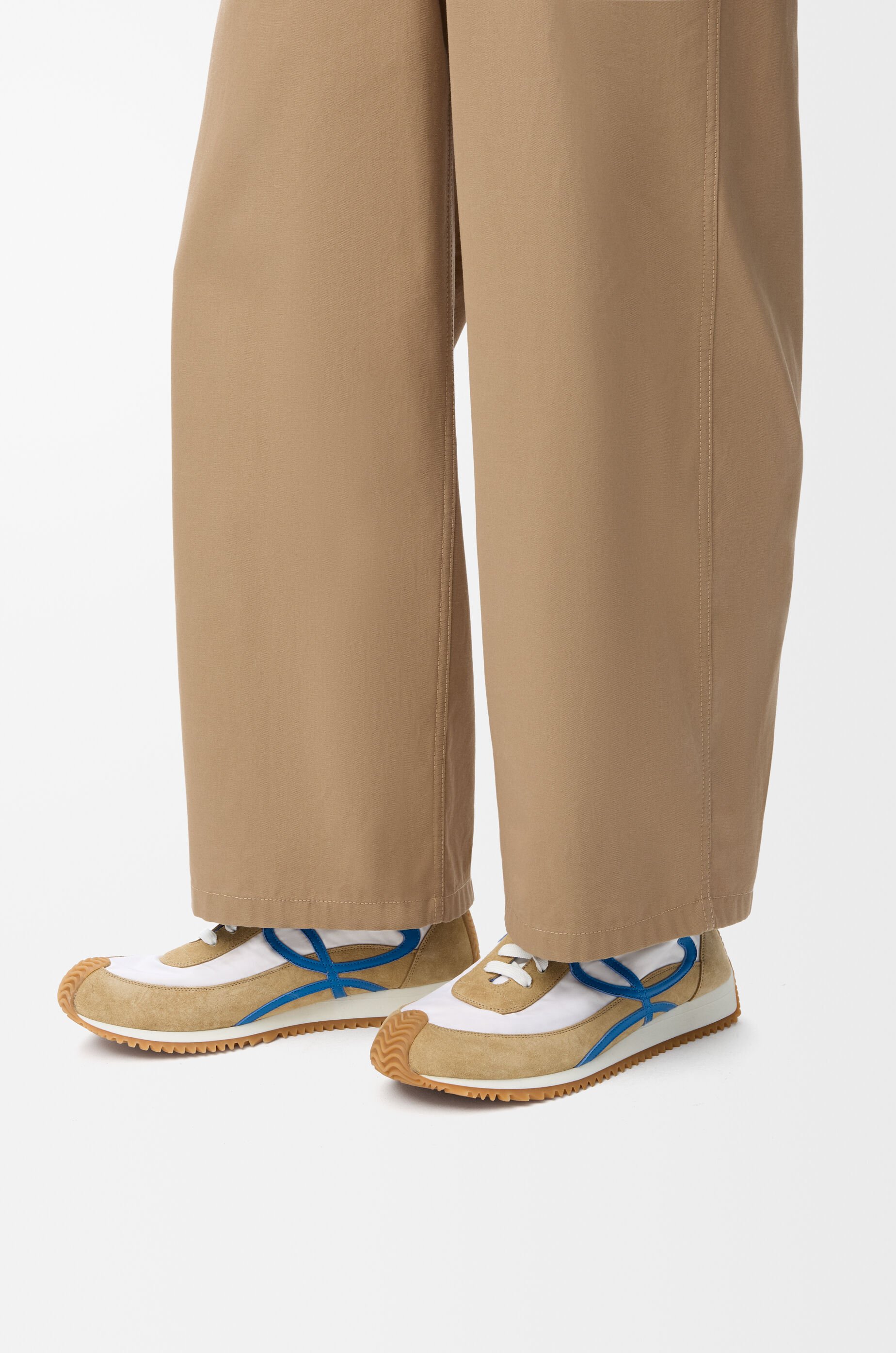 【直営・関税送料込】Flow Runner 2.0 in n LOEWE Flow Runner 2.0 leather-trimmed shell and suede
