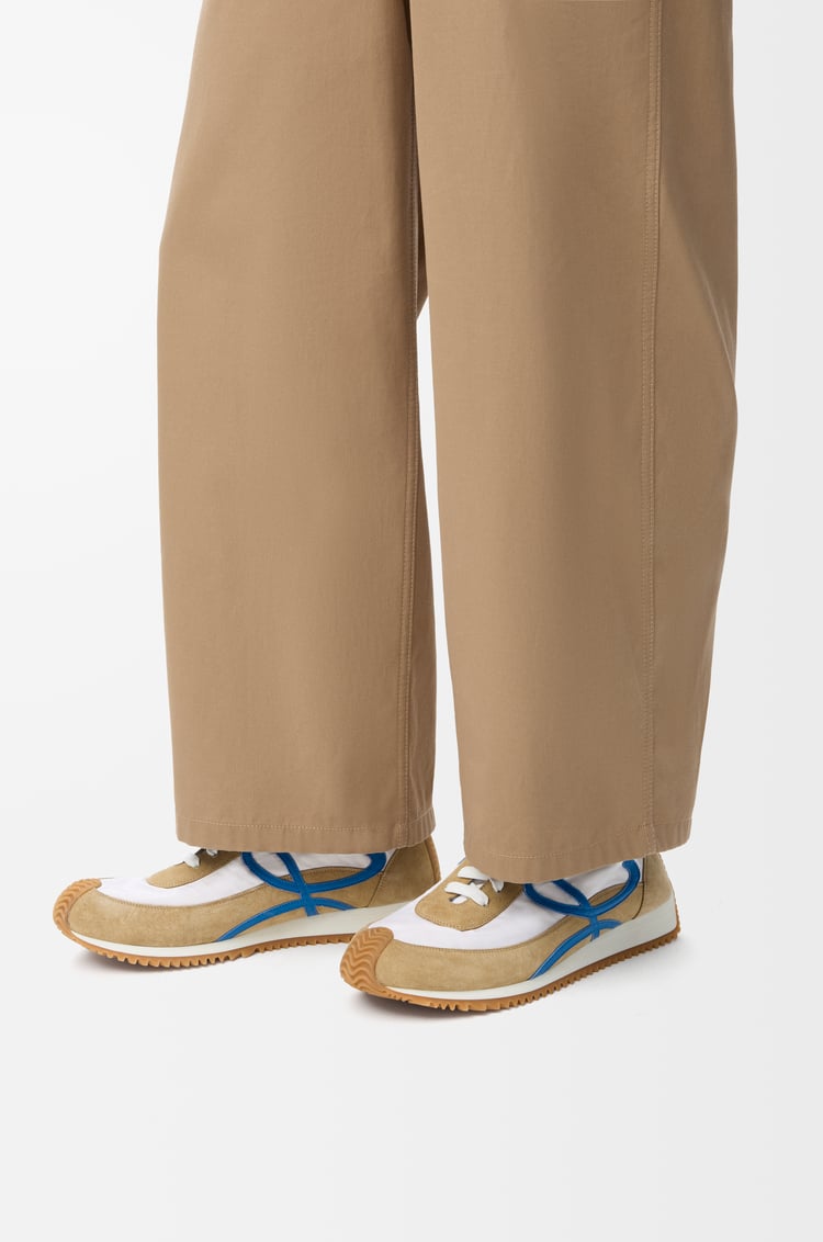 LOEWE Zapatilla Flow Runner 2.0 en nailon y ante Arena/Azul/Blanco
