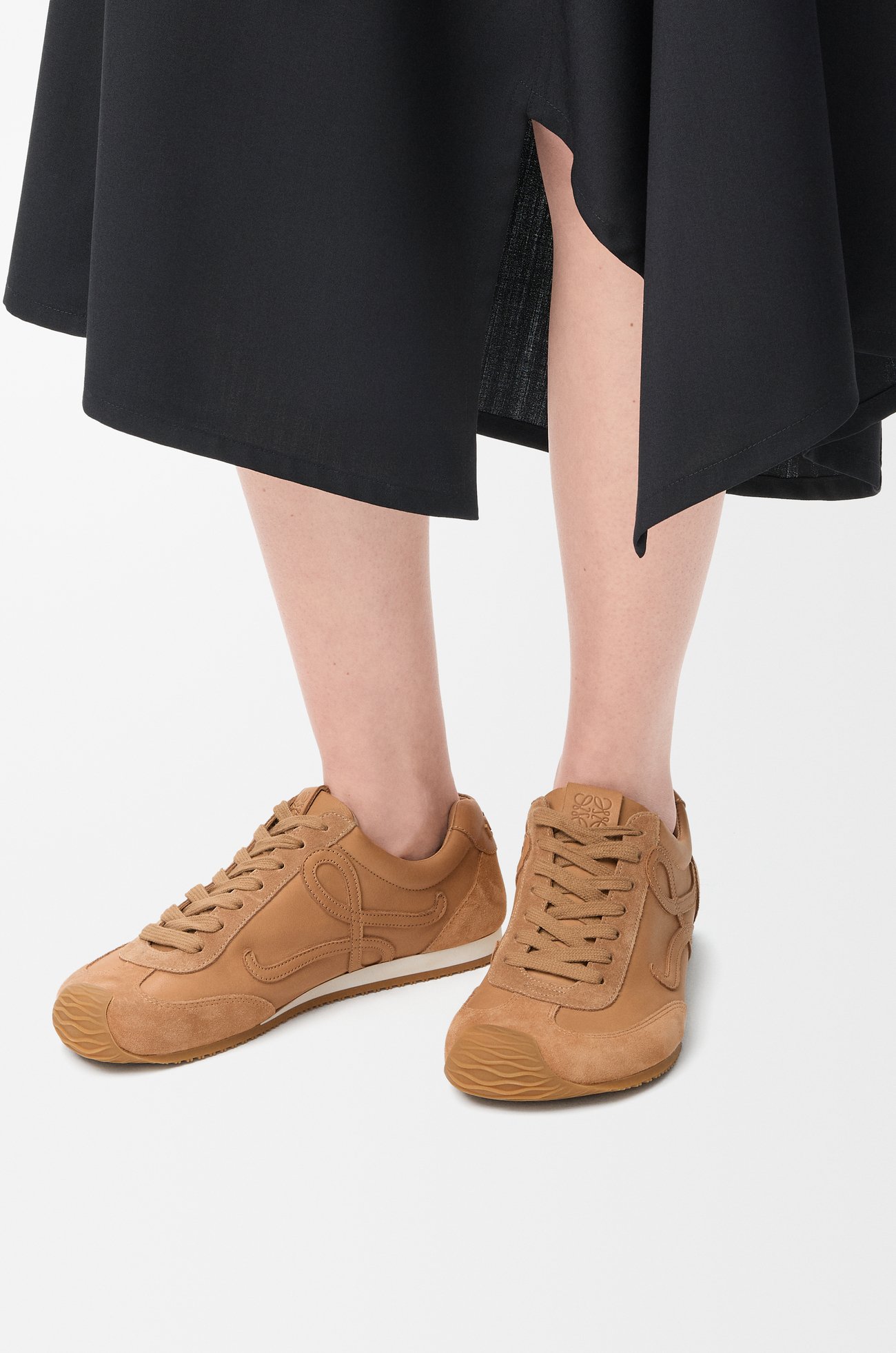 LOEWE バレエランナー 2.0（ソフトカーフ） シナモン
