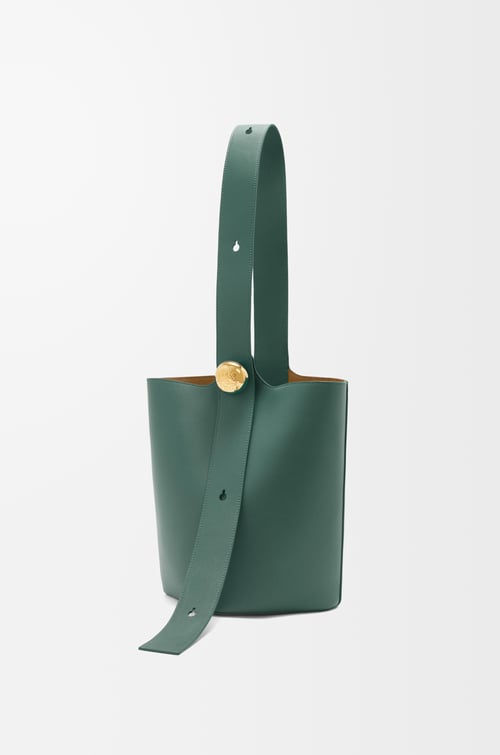 LOEWE 中号光滑牛皮革 Pebble Bucket 水桶手袋 香根草绿