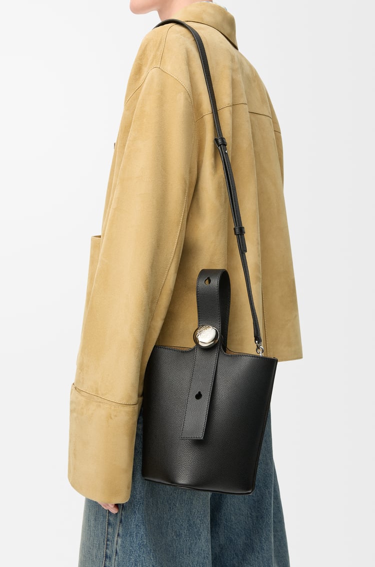 LOEWE Bolso Pebble Bucket mini en piel de ternera Negro