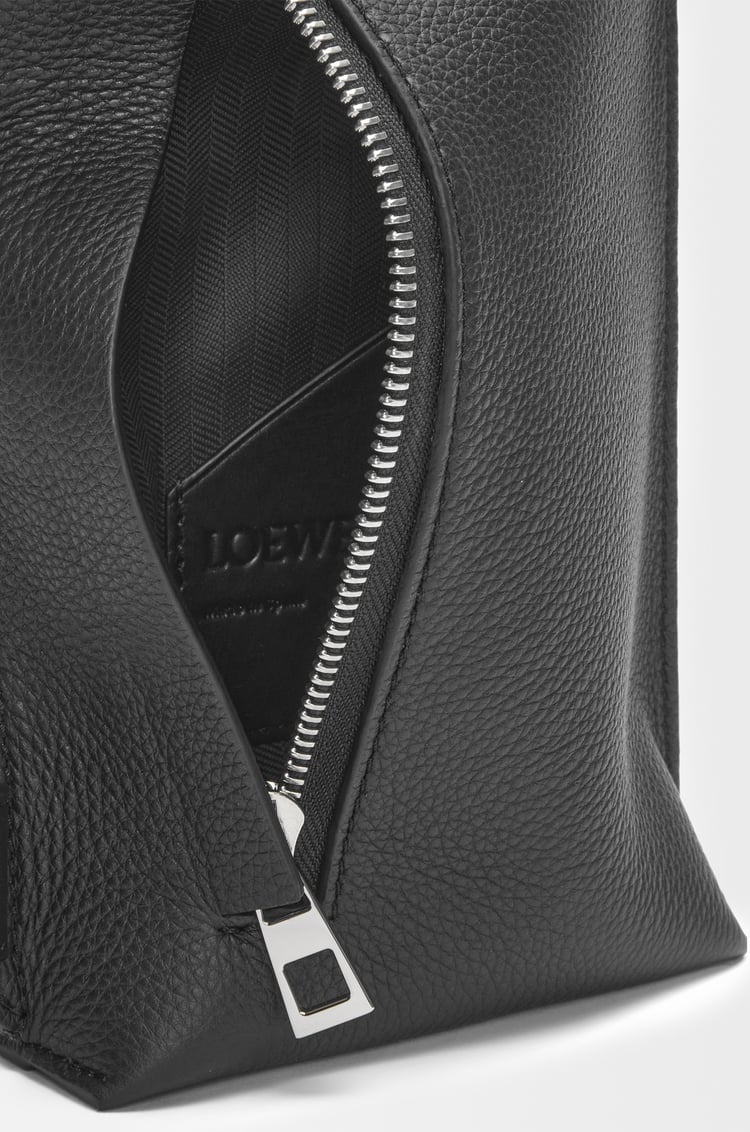 LOEWE 柔软粒面牛皮革竖款 T Pocket 小袋 煤灰色