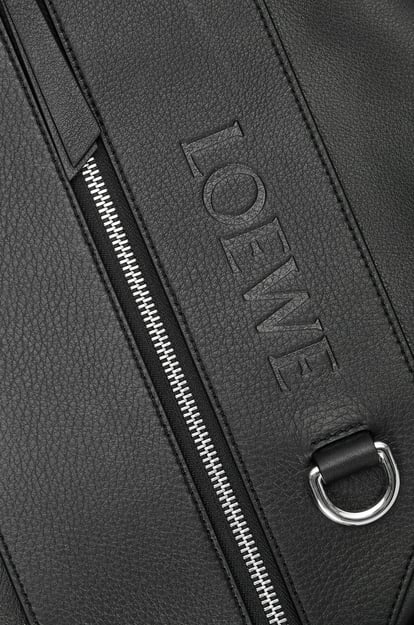 LOEWE Small Convertible backpack in classic calfskin 黑色 plp_rd