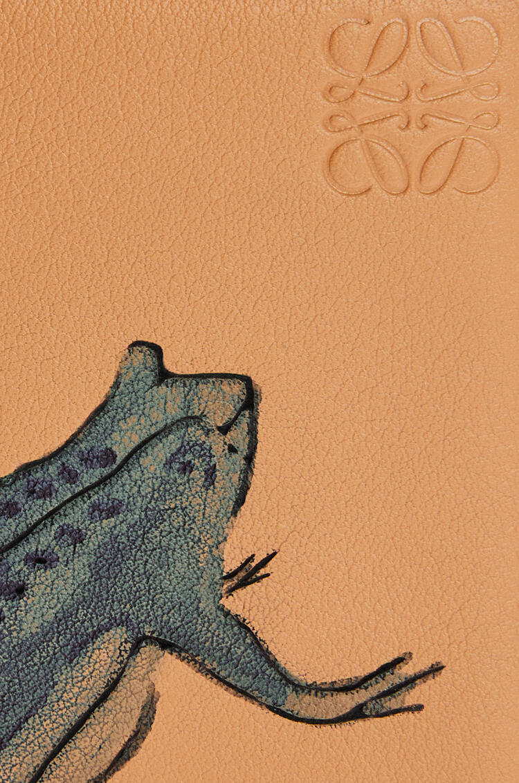 LOEWE Cartera compacta Frog en piel de ternera con cremallera  Desierto Cálido