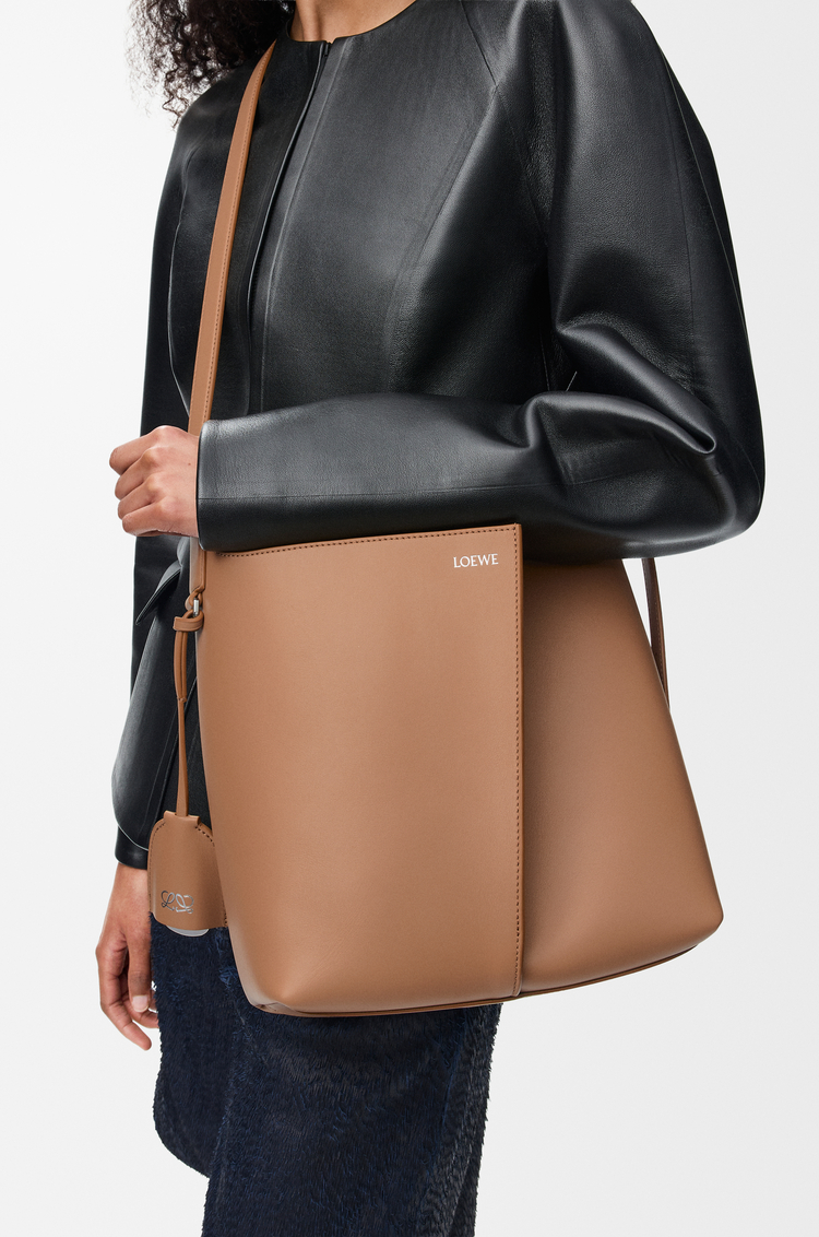 LOEWE ビルバオ バケットバッグ ミディアム（スムースカーフ） モカ