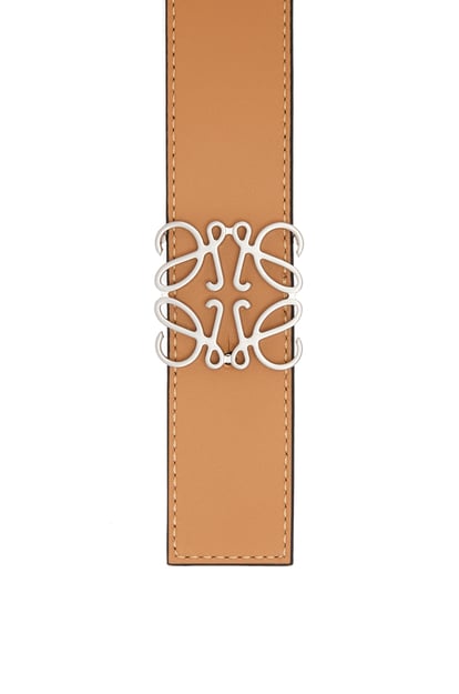 LOEWE Cinturón reversible en piel de ternera lisa con Anagrama Piedra Oscuro/Desierto Cálido plp_rd