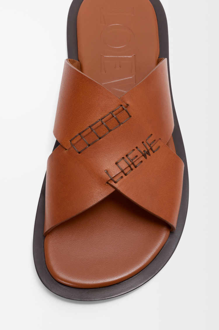 LOEWE Sandalia cruzada Flex en piel de ternera de curtido vegetal Marrón Claro