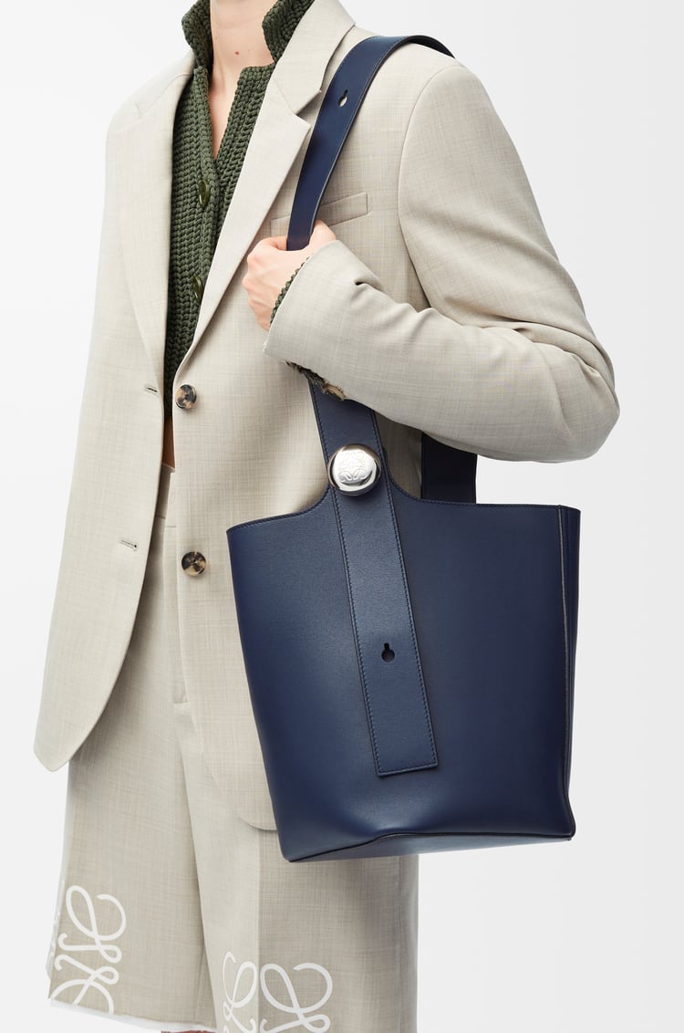 LOEWE Medium Pebble bucket in smooth calfskin Abyss Blue