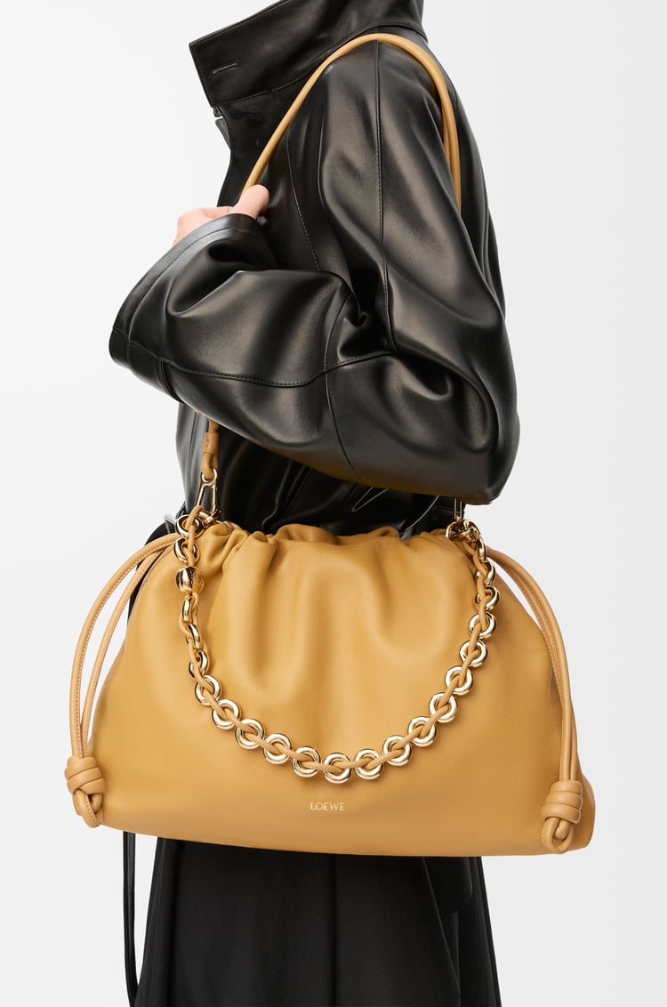 LOEWE 大号柔软纳帕羊皮革 Flamenco Purse 手袋 沙漠黄