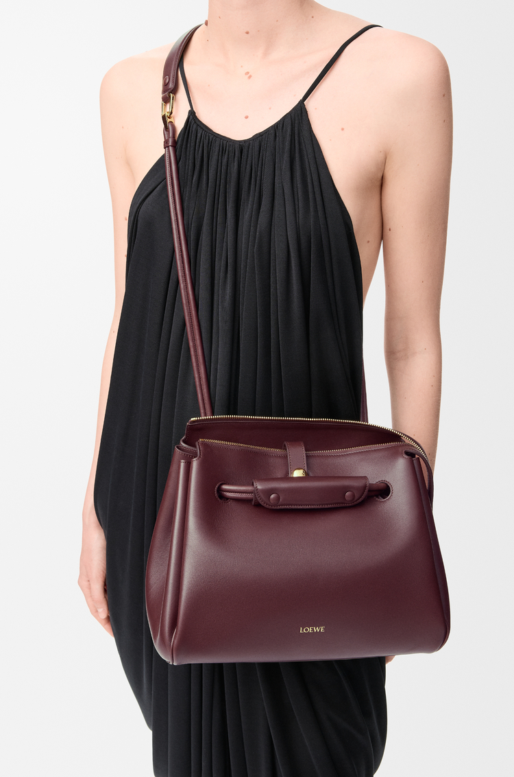 LOEWE 中型 Madrid 柔軟小牛皮包款 深勃根地紅
