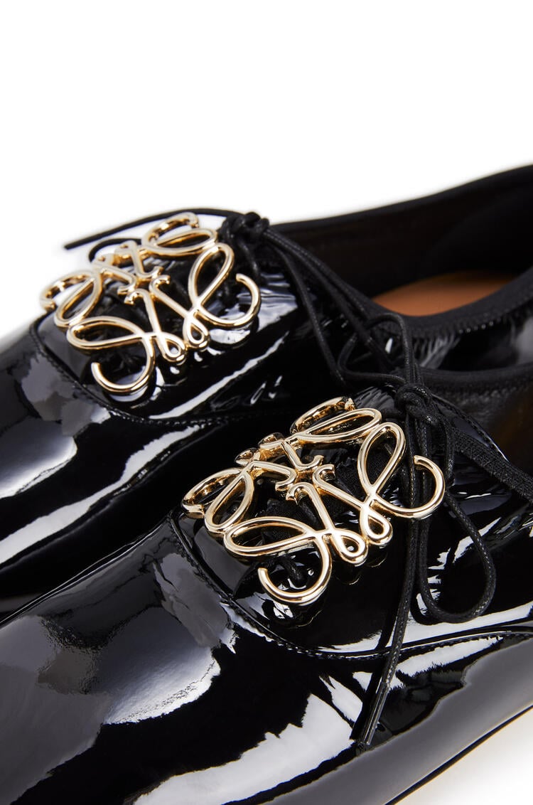 LOEWE Zapato derby suave en charol con anagrama Negro