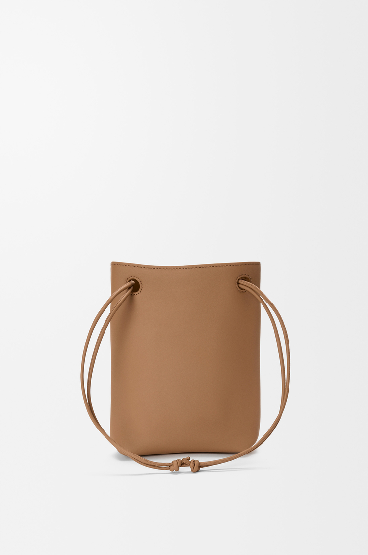 LOEWE Raccoon Pebble pouch in nappa calfskin モカ