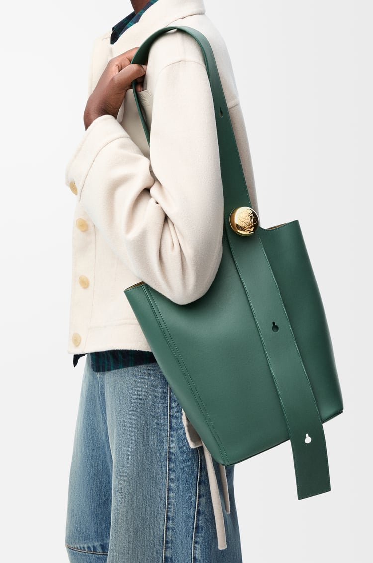 LOEWE Medium Pebble bucket in smooth calfskin Vetiver